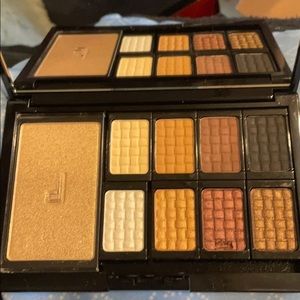 Doucce Freematic Eye shadow Pro Palette 18 grams.